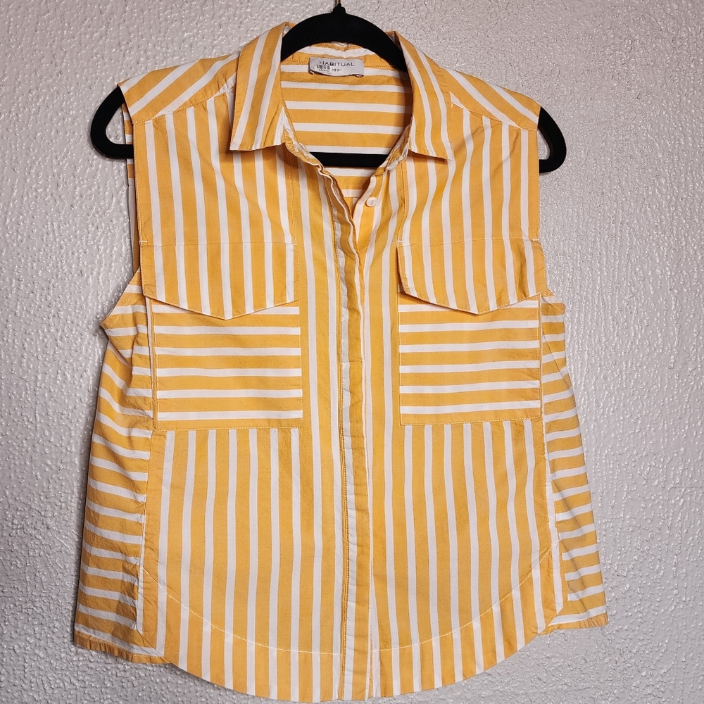 Medium Habitual Sleeveless button-down top